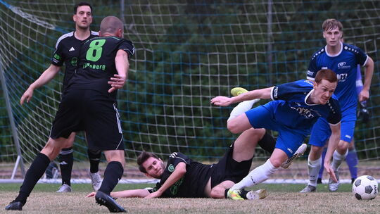 Voller Einsatz im Vorbereitungsturnier: Die SF Höhr-Grenzhausen (in Blau) gewannen mit 4:0 gegen den VfB Niederdreisbach (in Sch