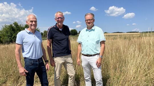 Blicken voller Zuversichtlich auf das Großprojekt (von links): VG-Chef Fred Jüngerich, Ortschef Frank Bettgenhäuser und der Abte