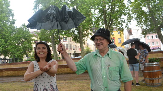 Auch der stärkste Regenguss hielten Elmira und Klaus-Dieter Radke nicht von einem Tänzchen ab.