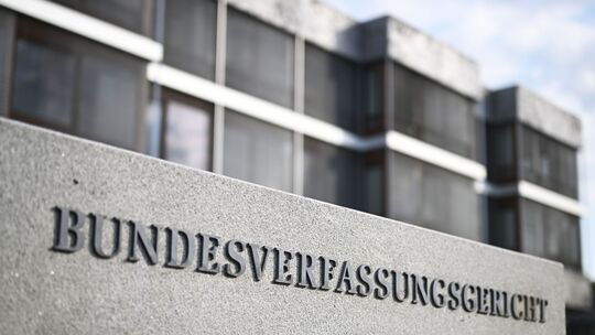 Am Bundesverfassungsgericht in Karlsruhe liegen auch noch Klagen zur Beamtenbesoldung in Rheinland-Pfalz, wie ein Sprecher des o