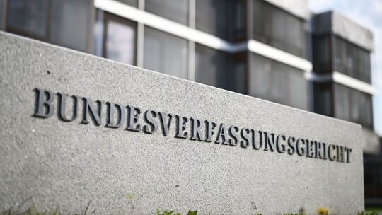 Am Bundesverfassungsgericht in Karlsruhe liegen auch noch Klagen zur Beamtenbesoldung in Rheinland-Pfalz, wie ein Sprecher des o Am Bundesverfassungsgericht in Karlsruhe liegen auch noch Klagen zur Beamtenbesoldung in Rheinland-Pfalz, wie ein Sprecher des o