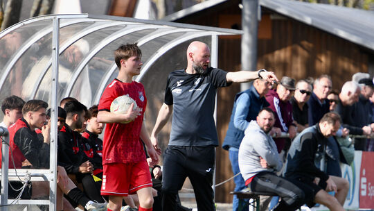 Zuletzt sahen sich Eisbachtals Jonas Kahles (links) und sein ehemaliger Coach Marco Reifenscheidt bei einem Fußballspiel im Apri Zuletzt sahen sich Eisbachtals Jonas Kahles (links) und sein ehemaliger Coach Marco Reifenscheidt bei einem Fußballspiel im Apri