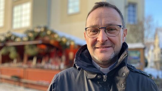 Ein Thema ist bei den Paaren, die sich in Bad Neuenahr-Ahrweiler das Ja-Wort geben immer präsent: die Flut. Jörg Meyrer ist dort Ein Thema ist bei den Paaren, die sich in Bad Neuenahr-Ahrweiler das Ja-Wort geben immer präsent: die Flut. Jörg Meyrer ist dort