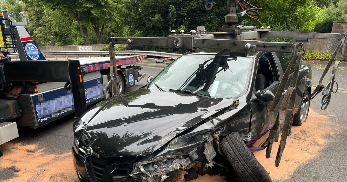 Drug test positive: 18-year-old crashes Alfa Romeo into guardrails in ...