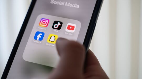 Verschiedene Social-Media-Apps auf einem Smartphone Verschiedene Social-Media-Apps auf einem Smartphone
