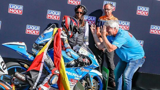 Acht Siege: Teamchef Jochen Kiefer (rechts) zeigt es mit seinen Fingern an. Sein Pilot Robin Siegert hat auf dem Sachsenring ein