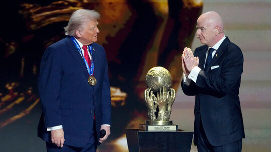 Im Rahmen der WM-Auslosung bekam US-Präsident Donald Trump (links) von Gianni Infantino (rechts) den neu geschaffenen Friedenspr