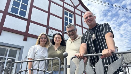 Valentina Lattanzi und Angelo Amadoro (Mitte) leiten ab Herbst das Restaurant im Bürgerhaus in Waldesch. Das freut Bürgermeister