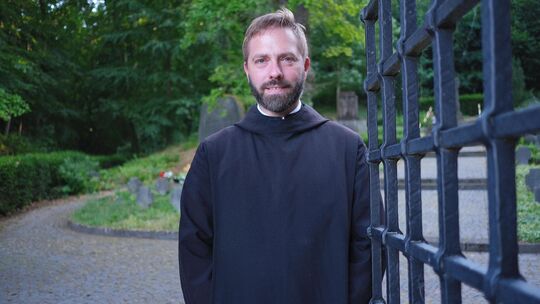 Bruder Stephan Oppermann ist Benediktinermönch und lebt im Kloster Maria Laach. Er ist Künstler und als Quereinsteiger im Bestat