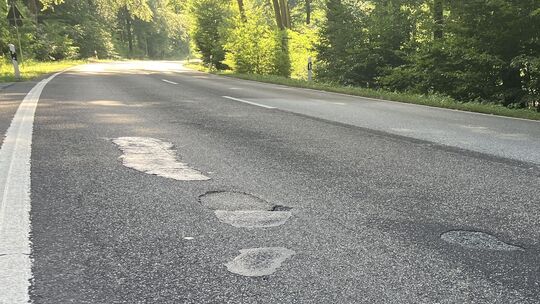 Zu sehen auf der B49 auf Höhe "Butterwegparkplatz" sind die "Abplatzungen“ und Schlaglöcher. Diese sind bislang noch nicht so ti