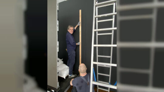 Vor 30 Jahren fing Christoph Weichert als Haustechniker beim Arp Museum an. Bis heute packt der Ausstellungsleiter immer noch se