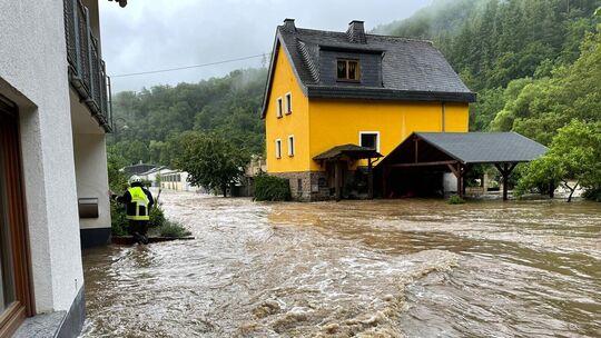 Braune Wassermassen des Elzbachs bahnen sich Mitte Juli 2021 ihren Weg durch das Elztal in Moselkern.