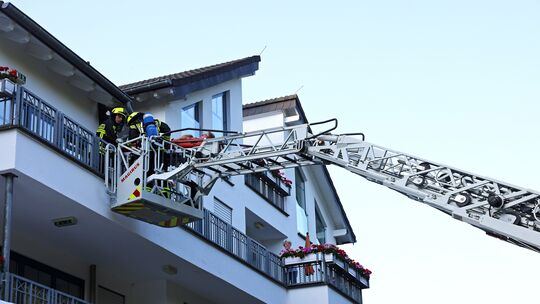 Bei der Personenrettung kam auch die Drehleiter zum Einsatz.