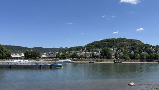 Der sogenannte Hungerfelsen kommt wieder ganz aus dem Wasser. Demnach ist der Rhein sehr niedrig. Der Pegel Andernach zeigt im M