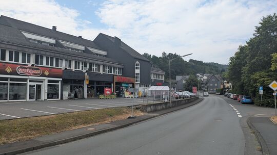 In der Nähe des Rewe-Marktes in Mudersbach soll ein 17-Jähriger zusammengeschlagen worden sein.