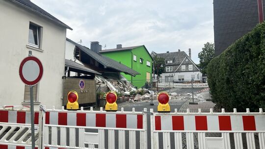 In der Holzbachstraße ist das Gebiet um das Haus, das eine Explosion zerriss, deutlich sichtbar abgesperrt. Ein Nachbar beklagt