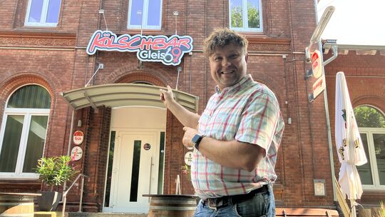 Dennis Dapprich aus Herdorf hat sich mit der Kölschbar Gleis 69 im Städtchen einen großen Lebenstraum erfüllt.