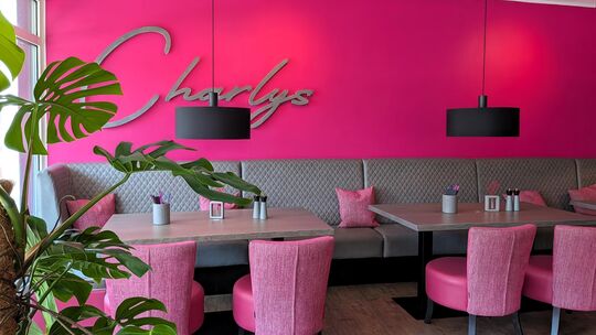 Pink geht’s her in der Hochstraße im Charlys: Das Ambiente ist clubartig und lädt zum Verweilen ein.