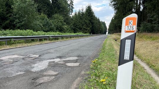 Unübersehbar sind die Straßenschäden im oberen Bereich der K126, die vom Kreis Bernkastel-Wittlich in den Kreis Birkenfeld führt