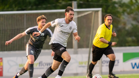 Der VfB Linz (am Ball mit Kapitän Niklas Klein) hängte den TuS Oberpleis zwar zwischenzeitlich ab und führte 2:0, der Test endet