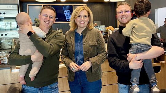 Bundestagspräsidentin Julia Klöckner und die „Papas vom Dorf“ aus Idar-Oberstein bei einem Treffen im April im Maje-Café in Idar