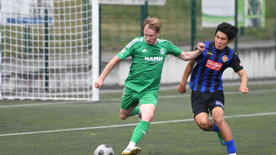 Taeyoung Je (rechts) steuerte am Freitagabend zum 13:0-Testspielsieg der TuS Koblenz beim A-Ligisten SG Rheinhöhen (links Daniel