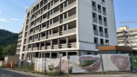 Die alte Paracelsus-Klinik ist komplett entkernt und steht nun als Rohbau in bester Lage neben dem Kurpark von Bad Münster.