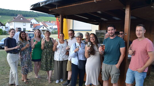 Gerne erhoben die Besucher an der Weinbar im Lindenpark mit Ortsbürgermeisterin Anke Denker (4. von links) ihr Glas.