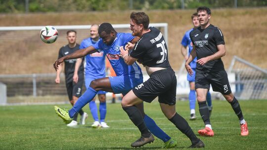 Aus der Verbandsliga in die Bezirksliga: Levi Mukamba (blaues Trikot) bringt seine Stärken wie Tempo und Durchsetzungskraft nun