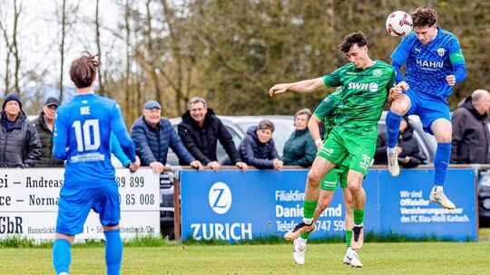 Sebastian Saftig (rechts), der aktuelle Kapitän des FC Emmelshausen-Karbach, droht lange auszufallen. Bei ihm soll das Kreuzband Sebastian Saftig (rechts), der aktuelle Kapitän des FC Emmelshausen-Karbach, droht lange auszufallen. Bei ihm soll das Kreuzband