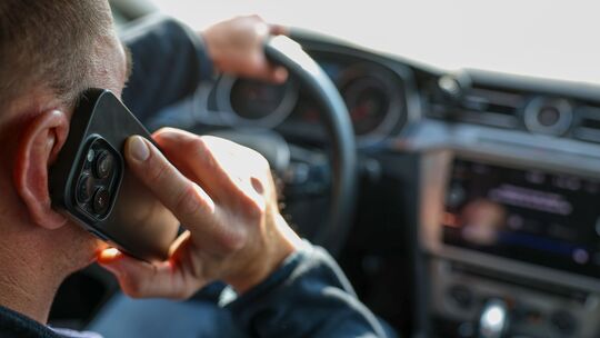 Smartphone-Nutzung am Steuer Smartphone-Nutzung am Steuer