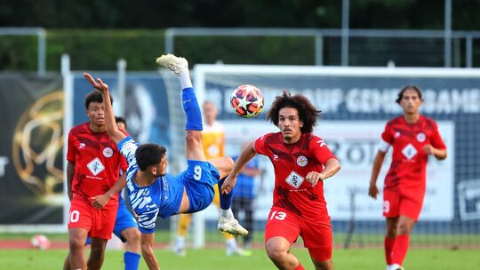 Die Partie FC Cosmos Koblenz (in Blau mit Meric-Nuh Gültekin) und dem FC Rot-Weiss Koblenz mit Mo Maroc im August 2025 wurde zum Die Partie FC Cosmos Koblenz (in Blau mit Meric-Nuh Gültekin) und dem FC Rot-Weiss Koblenz mit Mo Maroc im August 2025 wurde zum