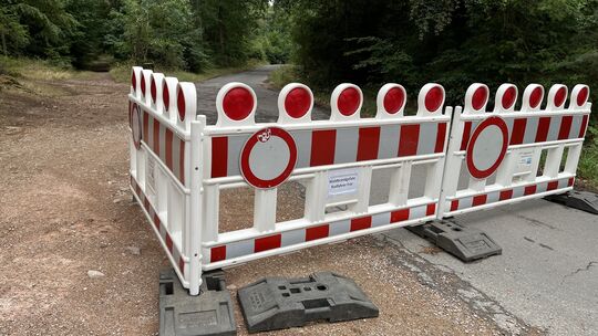 Bis zur Waldheim-Abfahrt ist die Panzerstraße frei, dahinter in Richung Schäferplacken für Autos gesperrt.