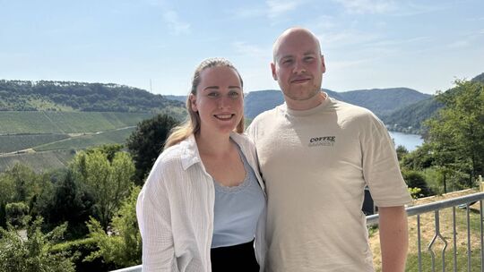 Content Creatorin Saskia Kaspari und ihr Partner Julian auf dem Balkon der gemeinsamen Wohnung – mit Blick auf die Mosel.