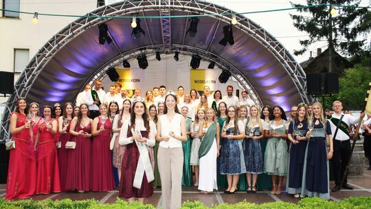 Zusammen mit Gebietsweinkönigin Teresa Oster (Mitte, beige Hose) war es Moselkerns Weinregentin Kim Mayer (links daneben) vorbeh Zusammen mit Gebietsweinkönigin Teresa Oster (Mitte, beige Hose) war es Moselkerns Weinregentin Kim Mayer (links daneben) vorbeh