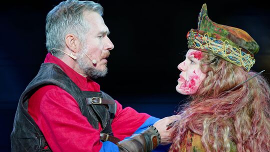 Sie gehen ihrem Ende entgegen: Maria Dragus als Kriemhild und Heiko Raulin als Hagen stehen sich im Finale des diesjährigen Stüc Sie gehen ihrem Ende entgegen: Maria Dragus als Kriemhild und Heiko Raulin als Hagen stehen sich im Finale des diesjährigen Stüc