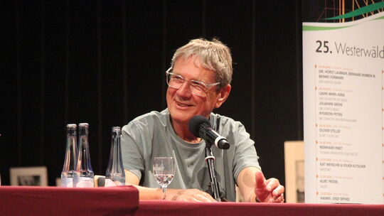 Harald Jähner, Bestseller-Autor und ehemaliger Feuilleton-Chef der Berliner Zeitung, nahm die Zuhörer im Wissener Kulturwerk mit