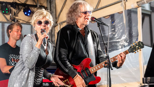 Die Roxette-Coverband „Crash-Boom-Bang“ begeisterte das Publikum beim Linzer Sommerfestival.