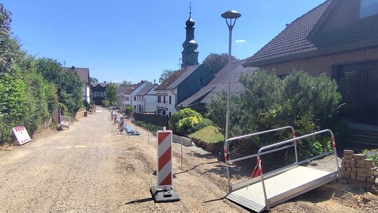 Die Kanalarbeiten in der Kirchstraße in Klingelbach scheinen weitgehend abgeschlossen zu sein. Es fehlt unter anderem noch die W