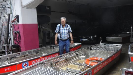 Firmeninhaber Werner Schäfer präsentiert neu gefertigte Uniboote, die auch im Ausland zur Wasserrettung eingesetzt werden.