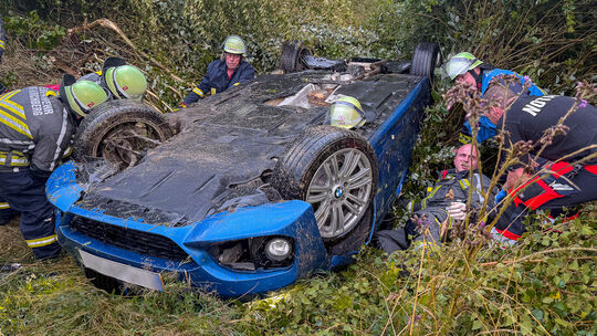 Ein Auto kam auf regennasser Fahrbahn von der L182 ab und landete in einer acht Meter tiefen Böschung auf dem Dach. Ein aufwendi