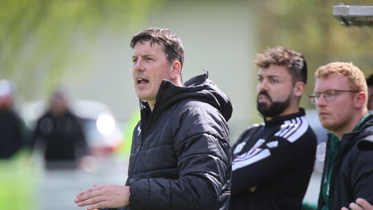 Führen Florian Galle und sein Co-Trainer Bastian Schwinn (Mitte) den TuS Mörschied in die Landesliga? Der Verein selbst ist zurü
