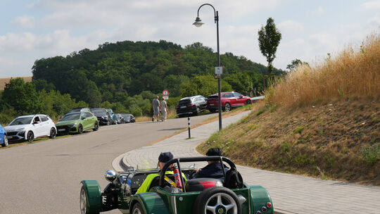Mit kernigem Motorsound verabschiedet sich der Caterham Seven auf die Strecke durch den Hunsrück