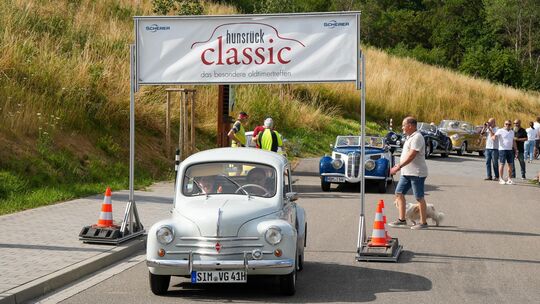Unter dem Startbogen machten sich die ersten Teilnehmer auf den Weg zur rund 100 Kilometer langen Ausfahrt