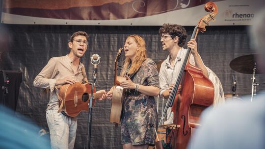 Die Sängerin Kah und ihre Band überzeugten das Publikum auf dem Alten Markt in Hachenburg mit gefühlvollen wie mutigen Songs.