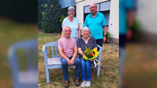 Gertrud und Gerhard Müller freuen sich über ihren Gewinn von 10.000 Euro beim Veitsrodter Prämienmarkt, unterstützt von Freunden