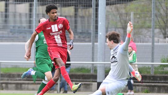 Aron Seck (in Rot, Archivbild) traf beim 4:1-Testspielsieg des Ahrweiler BC gegen FC Turabdin-Babylon Pohlheim zweimal. Aron Seck (in Rot, Archivbild) traf beim 4:1-Testspielsieg des Ahrweiler BC gegen FC Turabdin-Babylon Pohlheim zweimal.