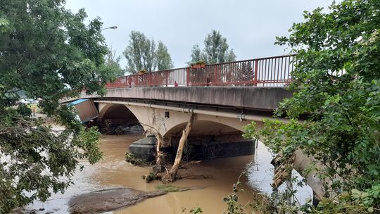 So sah es an der Brücke Kölner Straße nach der Flutkatastrophe aus. Sie blieb zwar stehen, aber um den Durchfluss zu erhöhen, so