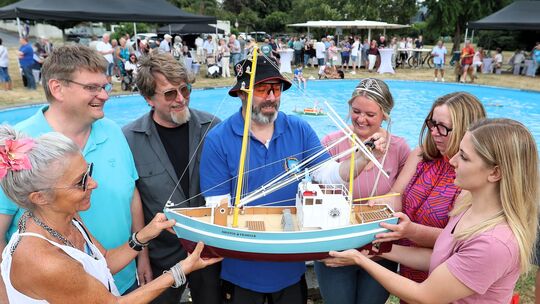 Das Orgateam um Michael Kröger (3. von links) freute sich über die tolle Palette an ferngesteuerten Booten auf dem Wasser.