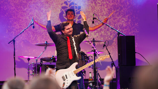 Uferrock in Pommern an der Mosel: Die Green-Day-Tribute-Band Whatsername aus Hermeskeil geht vom ersten Takt an ab.